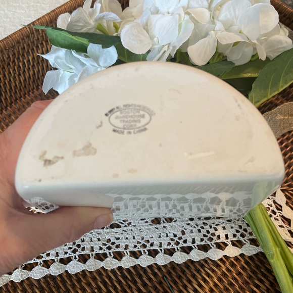 Wall Pocket with painted Dutch Boy and Girl - Picture 6 of 6